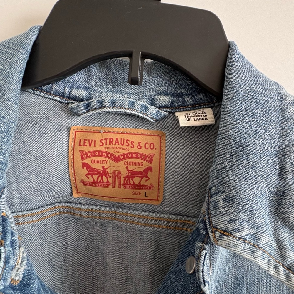 Ladies, Levi’s, large light wash denim jean jacket. Layer this one! Length 21 in - Picture 2 of 5